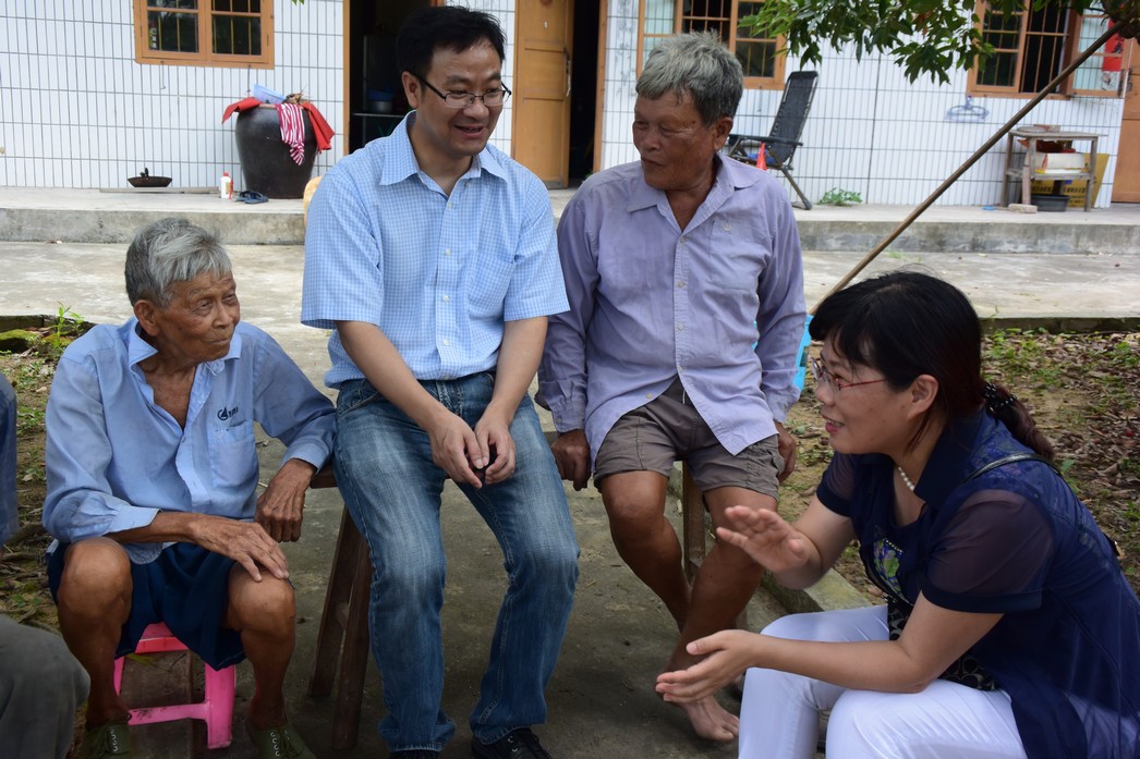 国家麻风病控制中心专家余美文（左二）、葛凤琴（右一）与麻风休养员亲切交谈.jpg